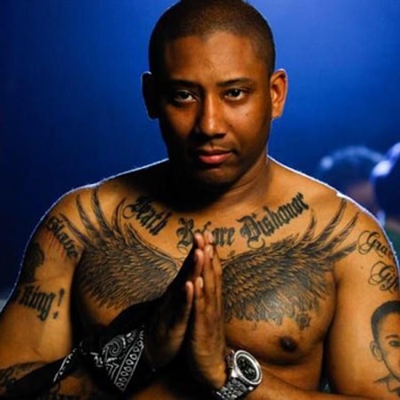 A picture of Maino and his body tattoos.